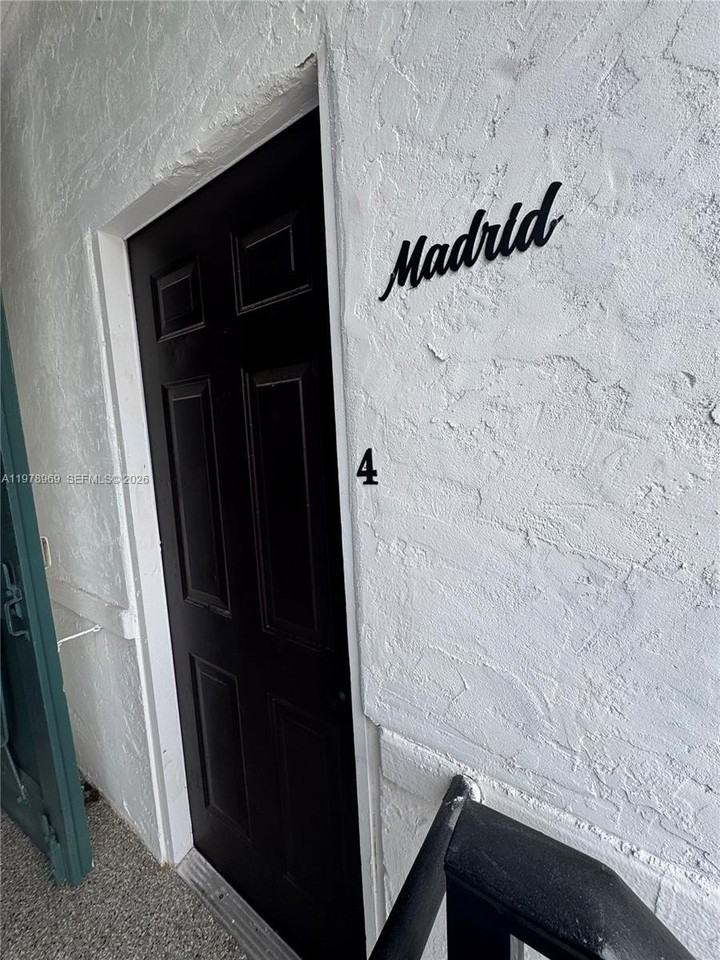 4028 Sw 11th St #4AMADRID - Photo 3 of 9