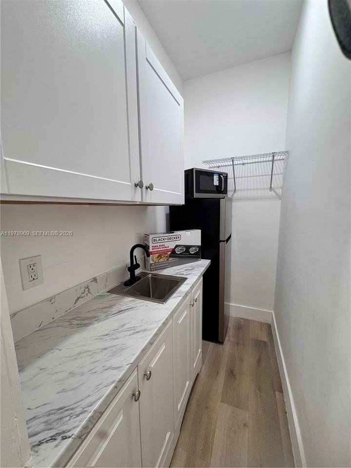 4028 Sw 11th St #4AMADRID - Photo 4 of 9