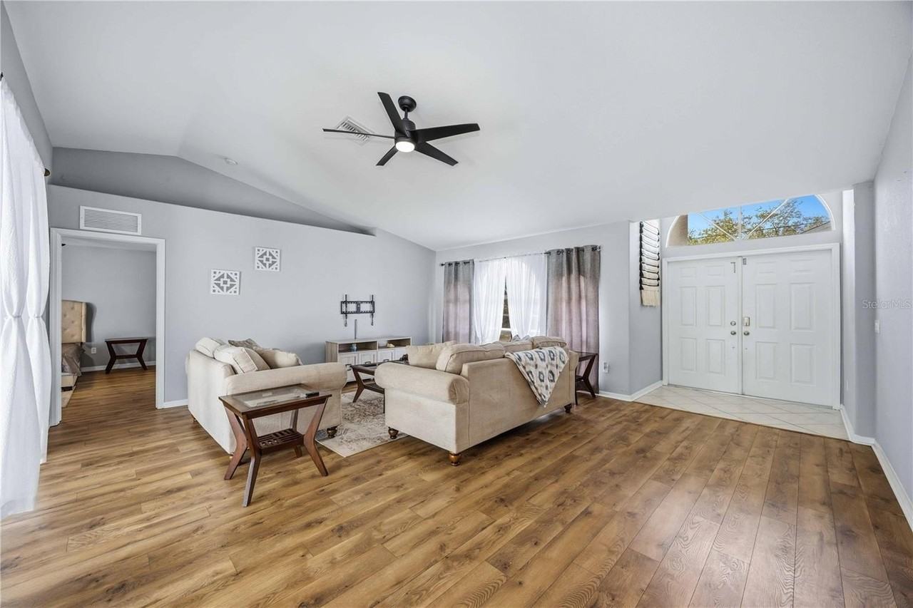 1360 Nora Ln - Photo 5 of 33