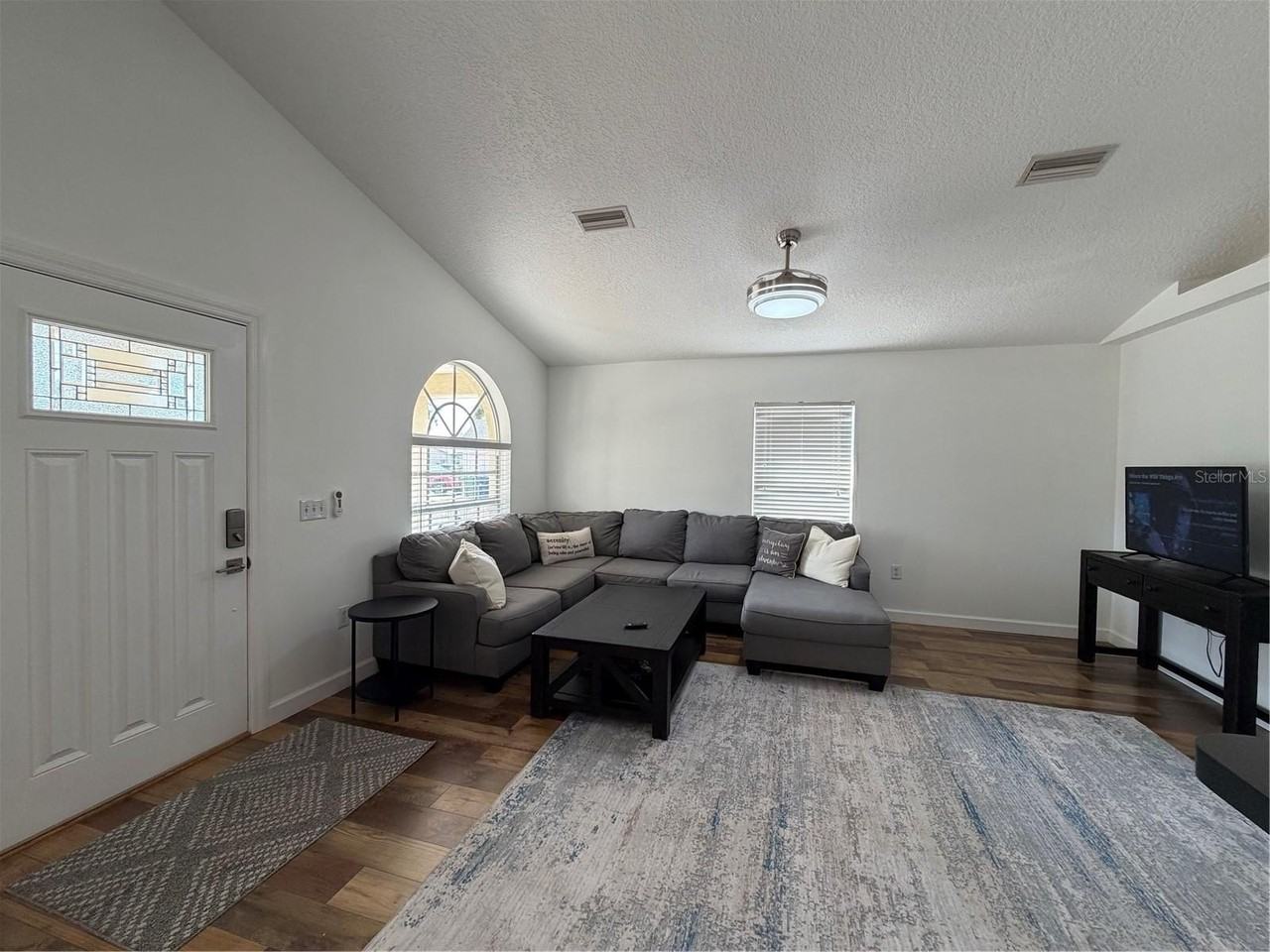 2723 W Arch St - Photo 2 of 14