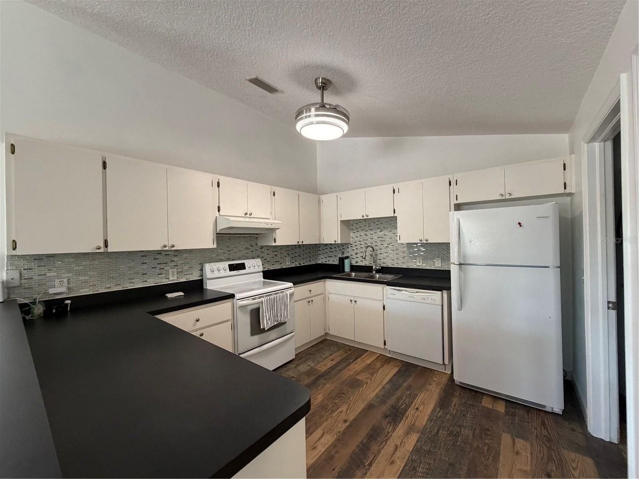 2723 W Arch St - Photo 4 of 14