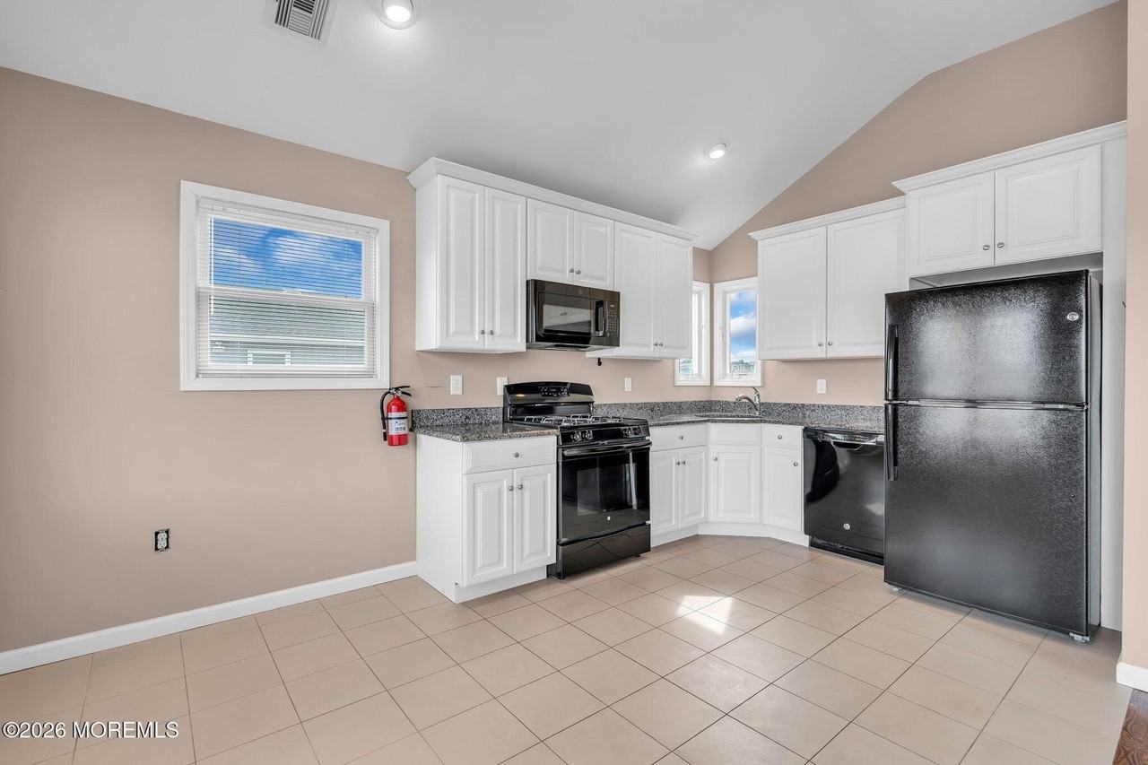 227 Cedar Dr - Photo 4 of 18