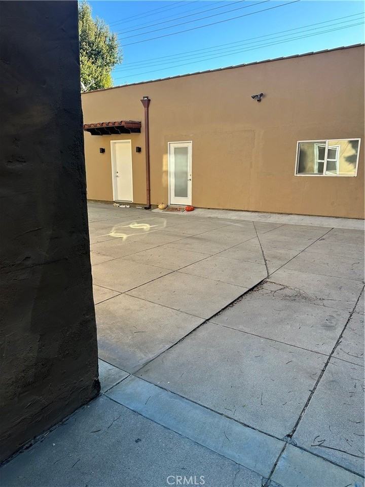 1046 S Hudson Ave - Photo 2 of 11