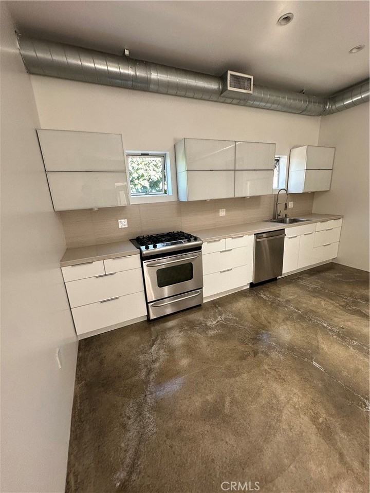 1046 S Hudson Ave - Photo 4 of 11