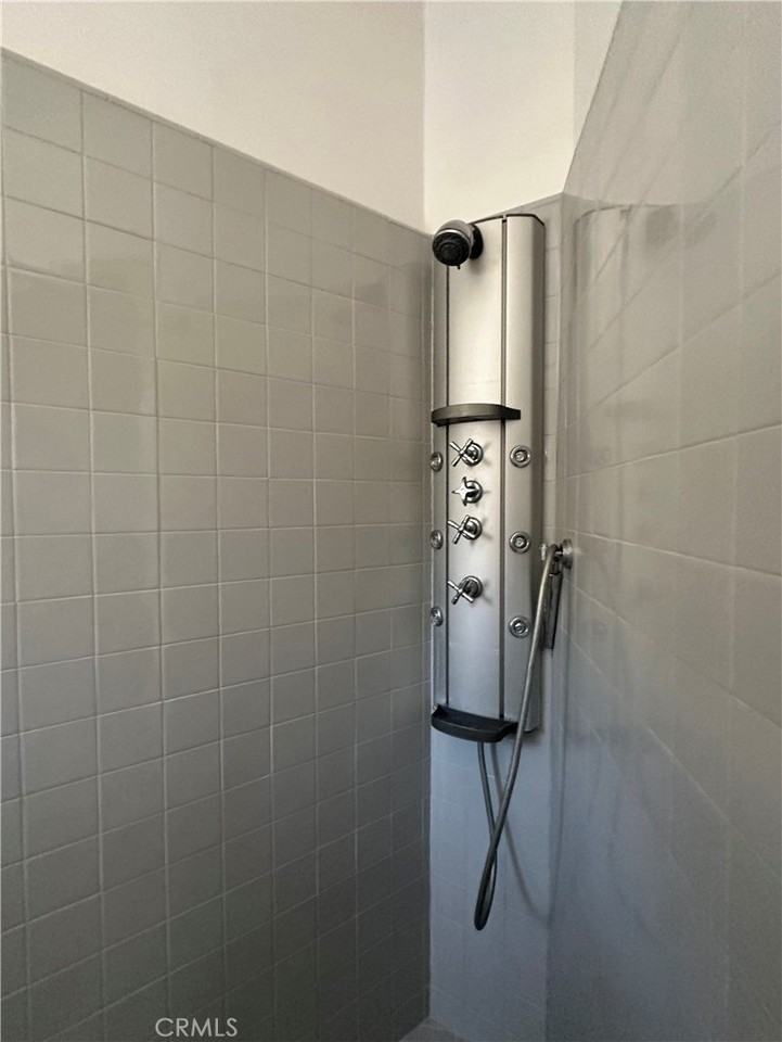 1046 S Hudson Ave - Photo 5 of 11