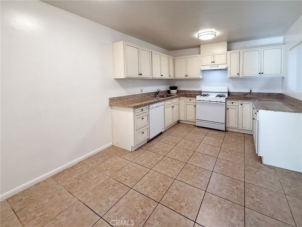 1908 Gardena Ave #5 - Photo 5 of 9