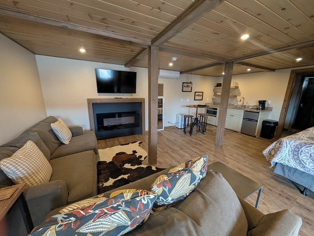 158 Mountain St - Photo 3 of 7