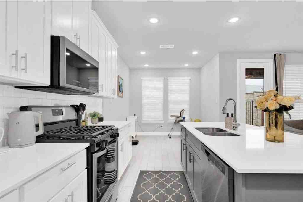 525 Teton St - Photo 3 of 23