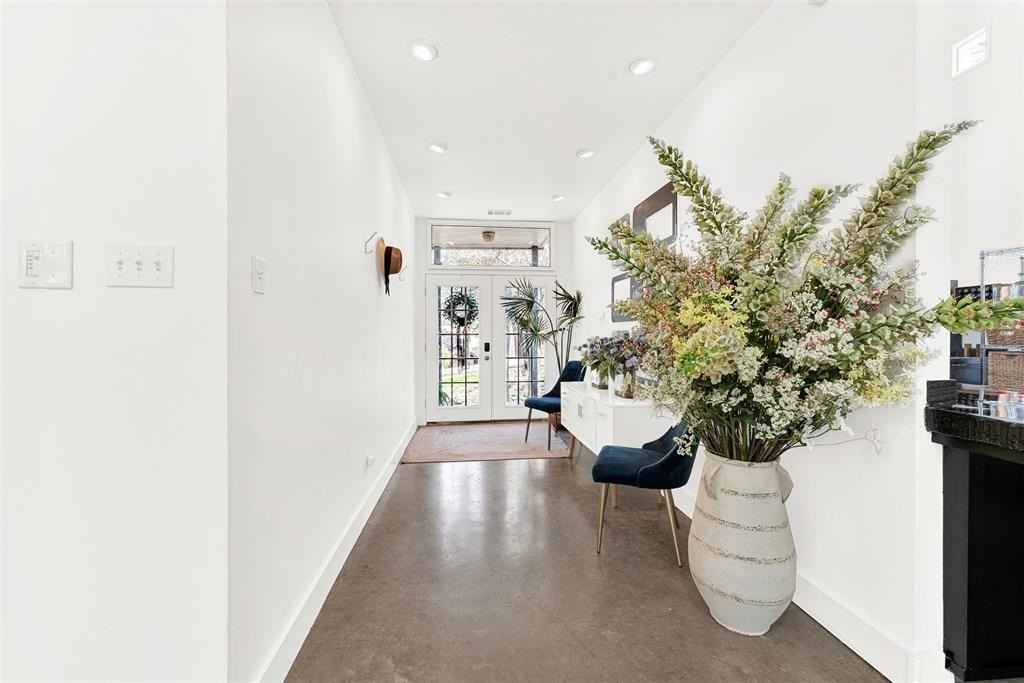 1233 Lady Ln - Photo 4 of 33