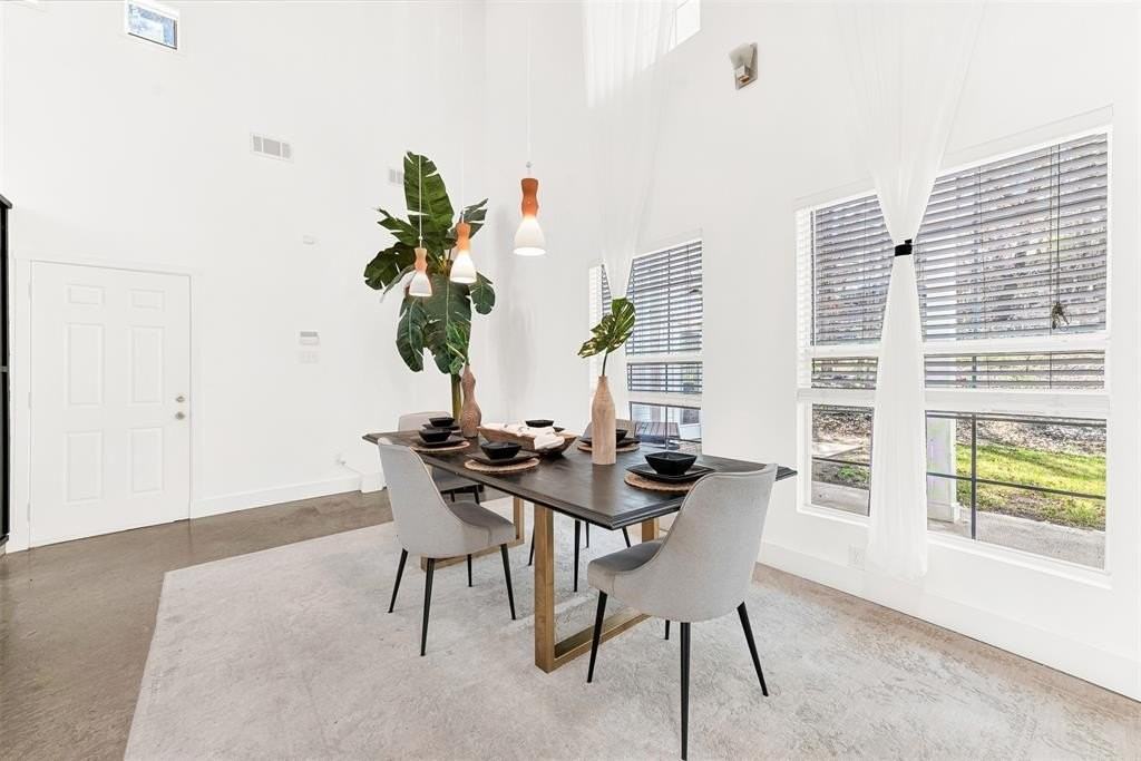 1233 Lady Ln - Photo 5 of 33