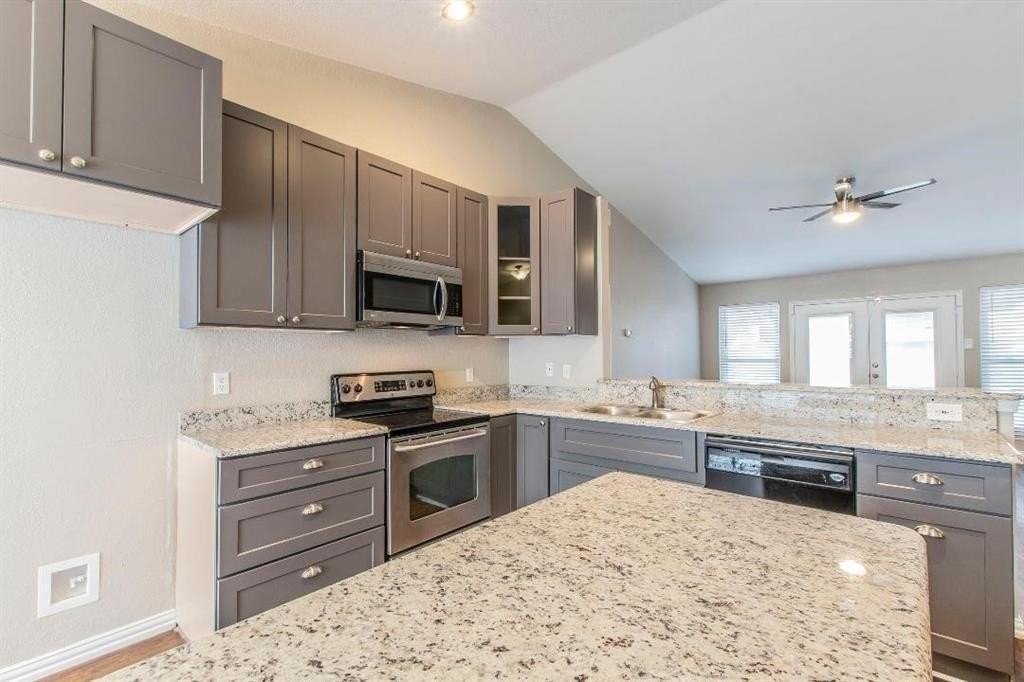 1213 Wyndham Dr - Photo 4 of 17