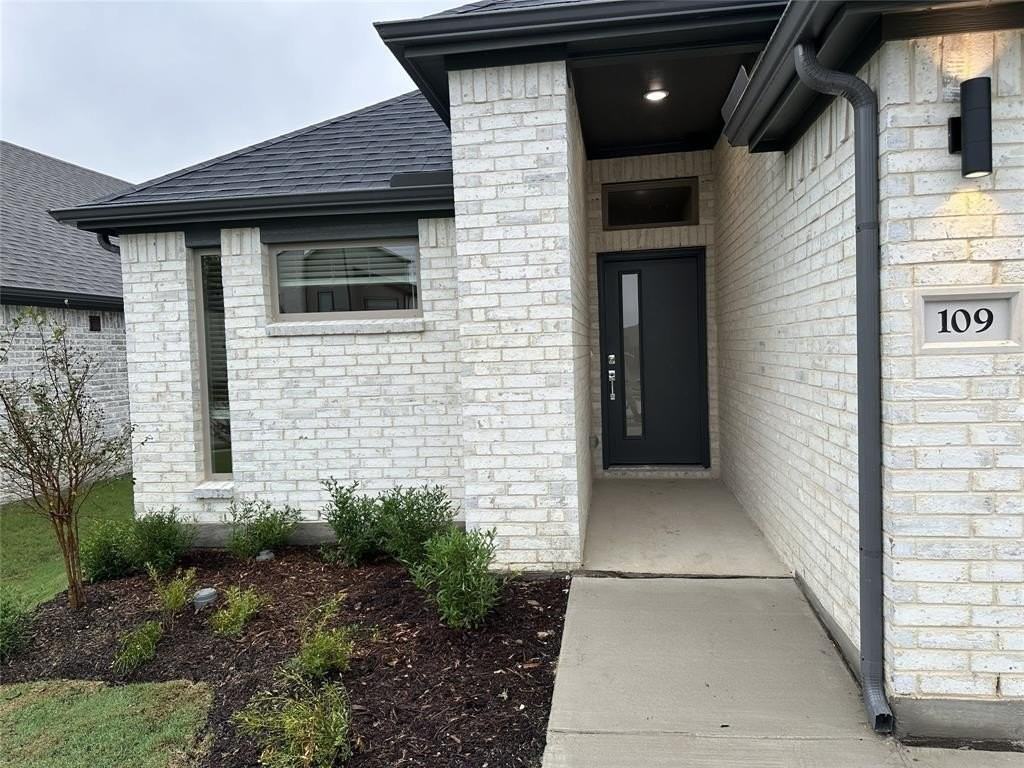 109 Lavender St - Photo 2 of 15