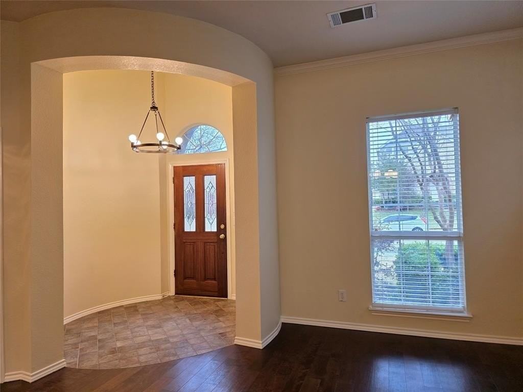 4621 Kingsway Ln - Photo 4 of 30