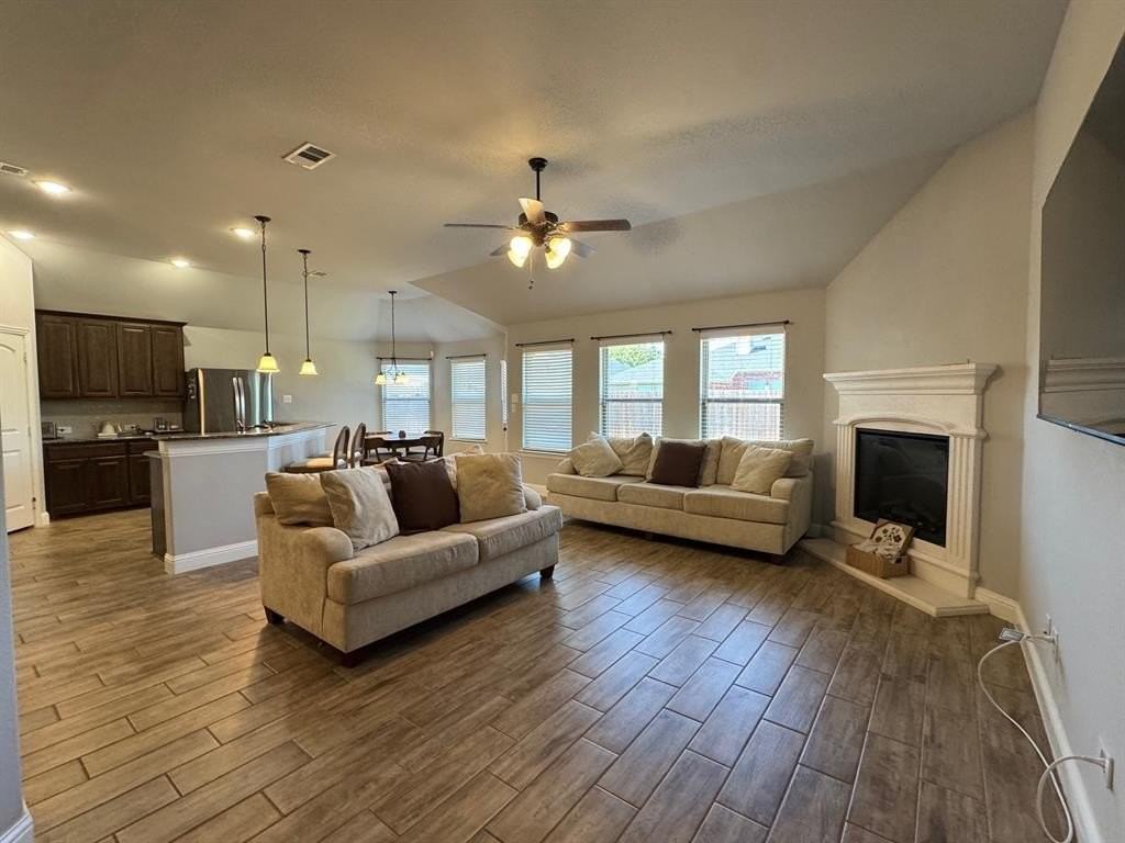 144 Landsdale Cir - Photo 4 of 17