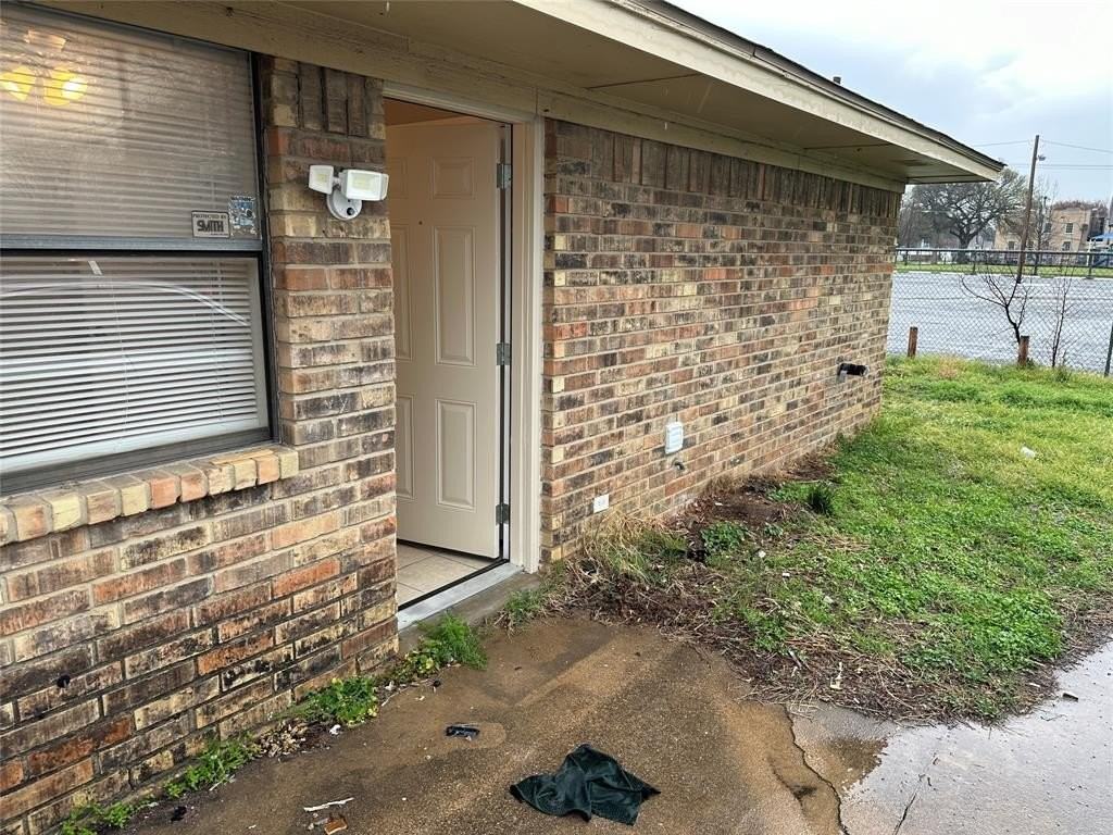 210 W 4th St - Photo 2 of 22