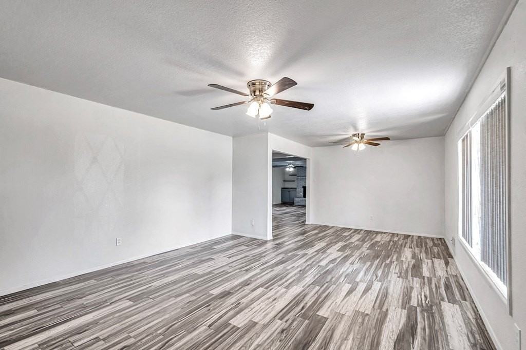 1300 Bonham Ave - Photo 5 of 24