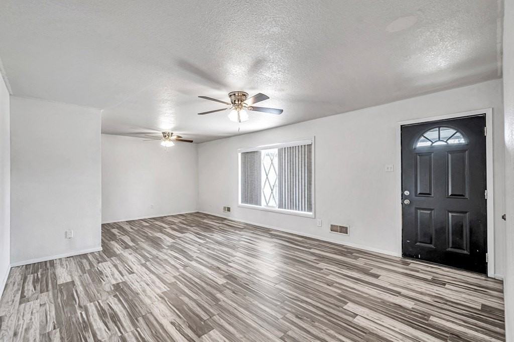 1300 Bonham Ave - Photo 6 of 24