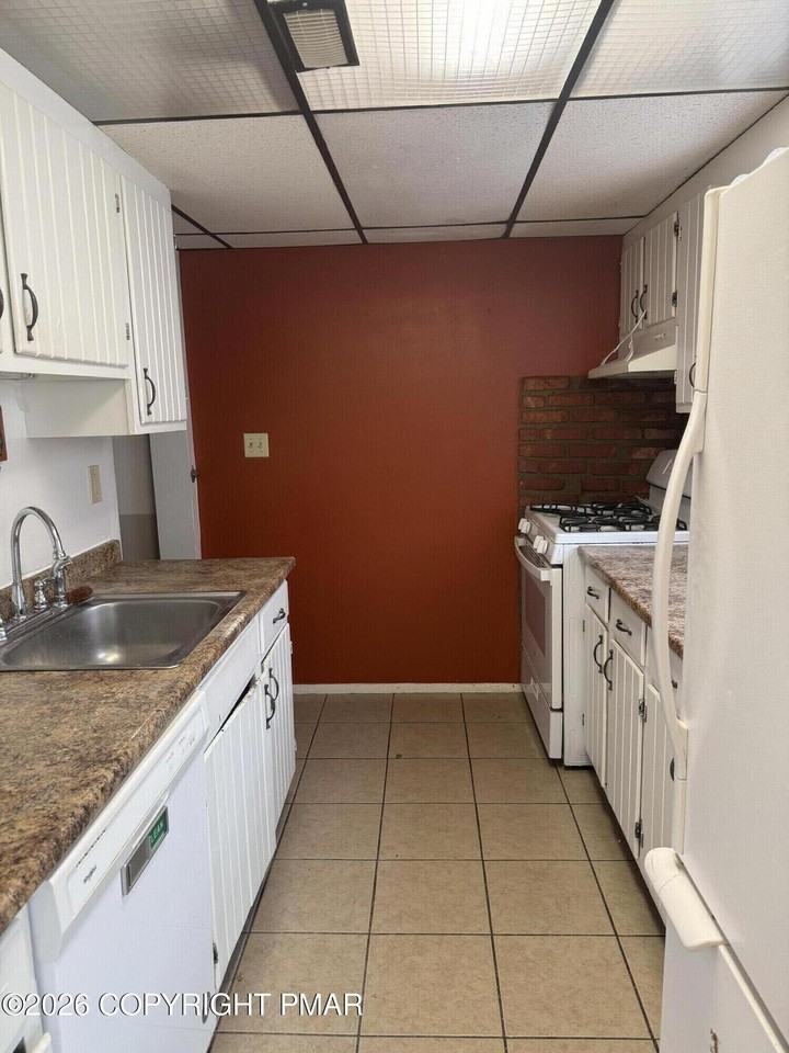 16 Spring Ln Unit 16 - Photo 2 of 22