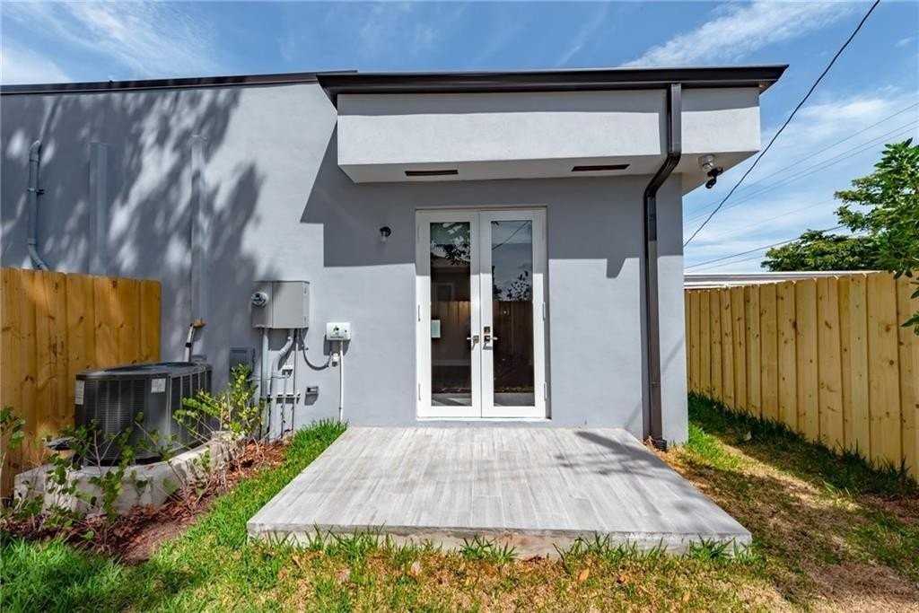 1105 Ne 2nd Ave - Photo 3 of 21