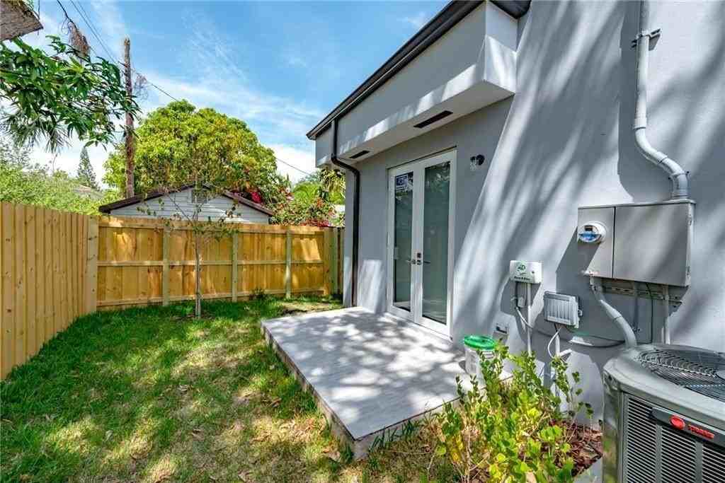 1105 Ne 2nd Ave - Photo 4 of 21