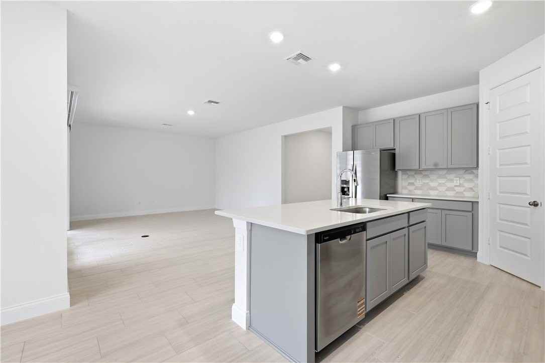 5649 Hampton Park Cir - Photo 6 of 22