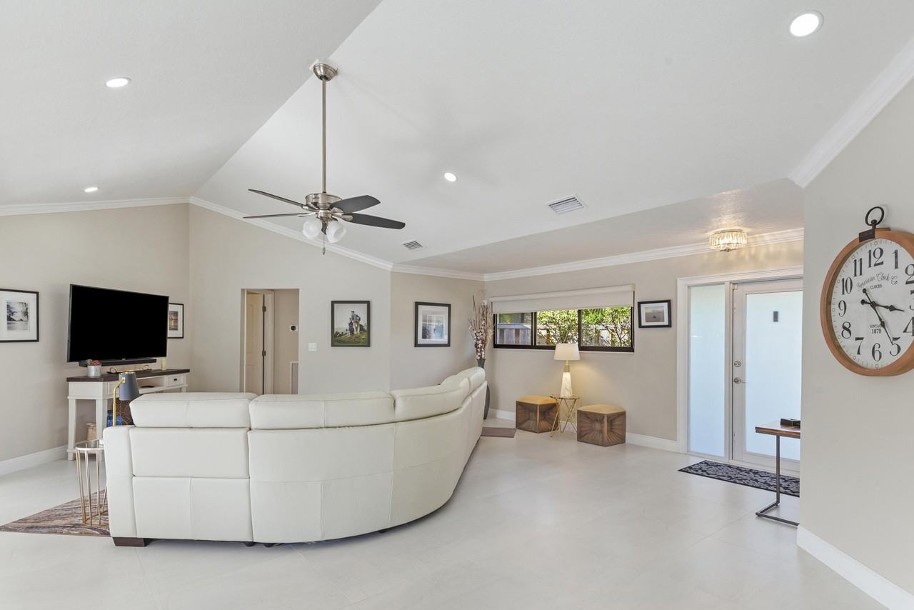 1127 E Seminole Ave #15C - Photo 3 of 25