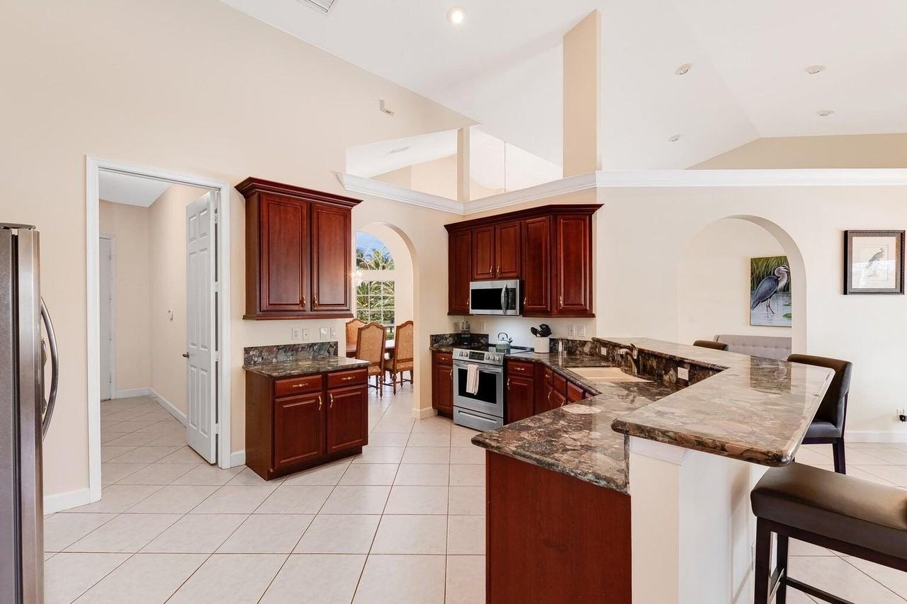 15910 Lindbergh Ln - Photo 7 of 42