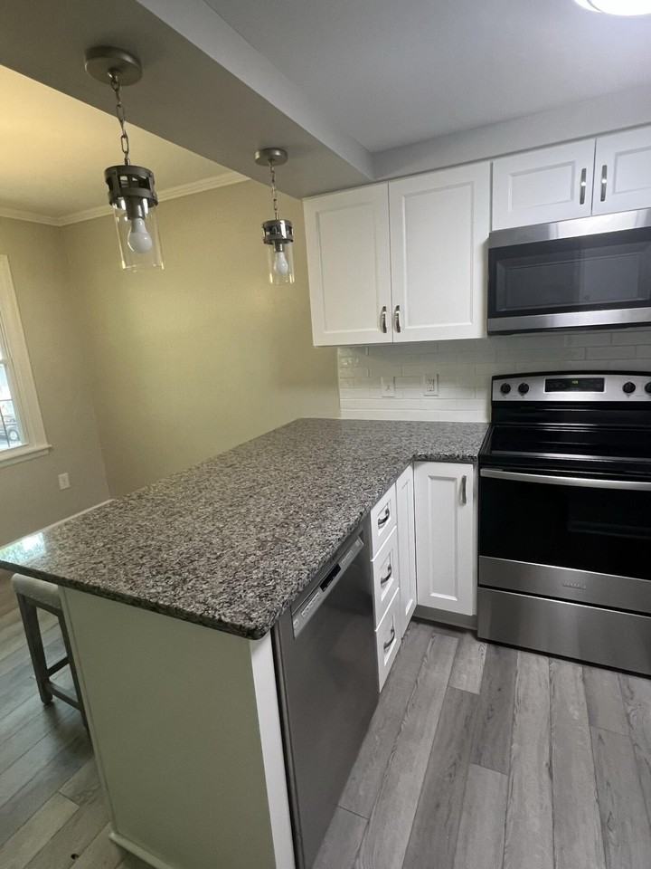 3413 Stonehenge Sq - Photo 5 of 12