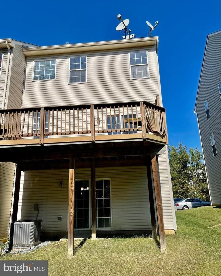 1047 Lily Way - Photo 4 of 15