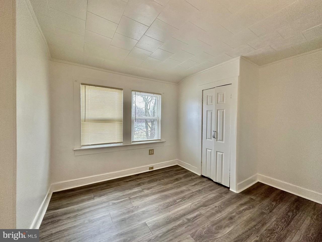 28 Park Ln - Photo 4 of 13