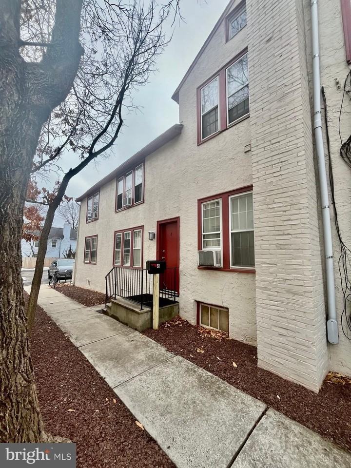 345 Nassau St Apt 6 - Photo 2 of 7