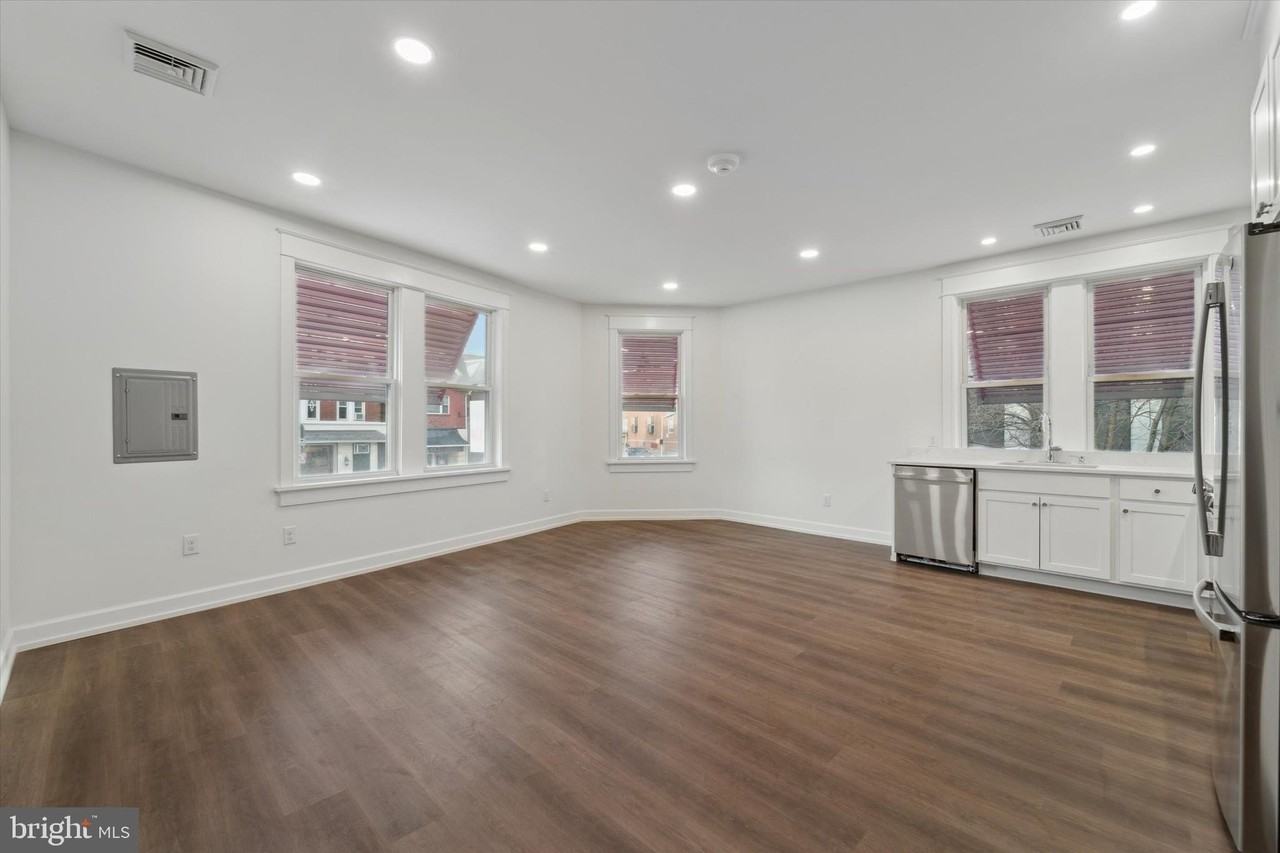 1049 W Lancaster Ave - Photo 3 of 15