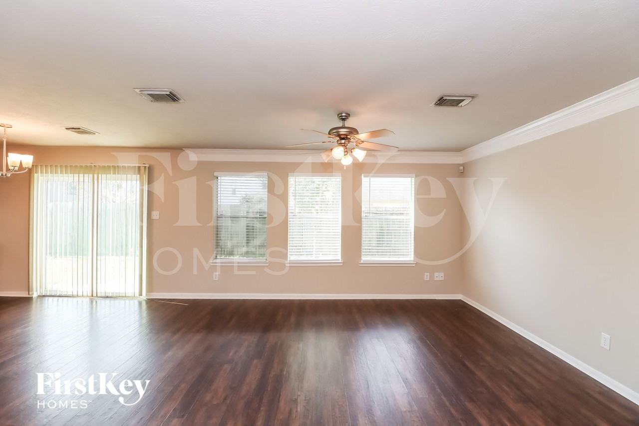 7811 Brookfield St - Photo 3 of 15