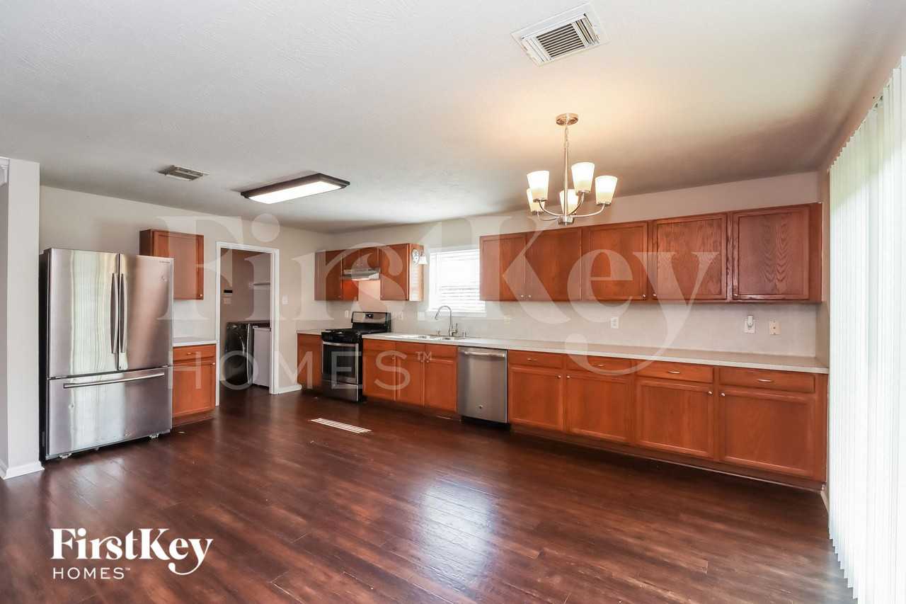 7811 Brookfield St - Photo 6 of 15