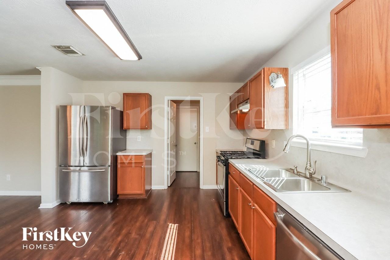 7811 Brookfield St - Photo 7 of 15