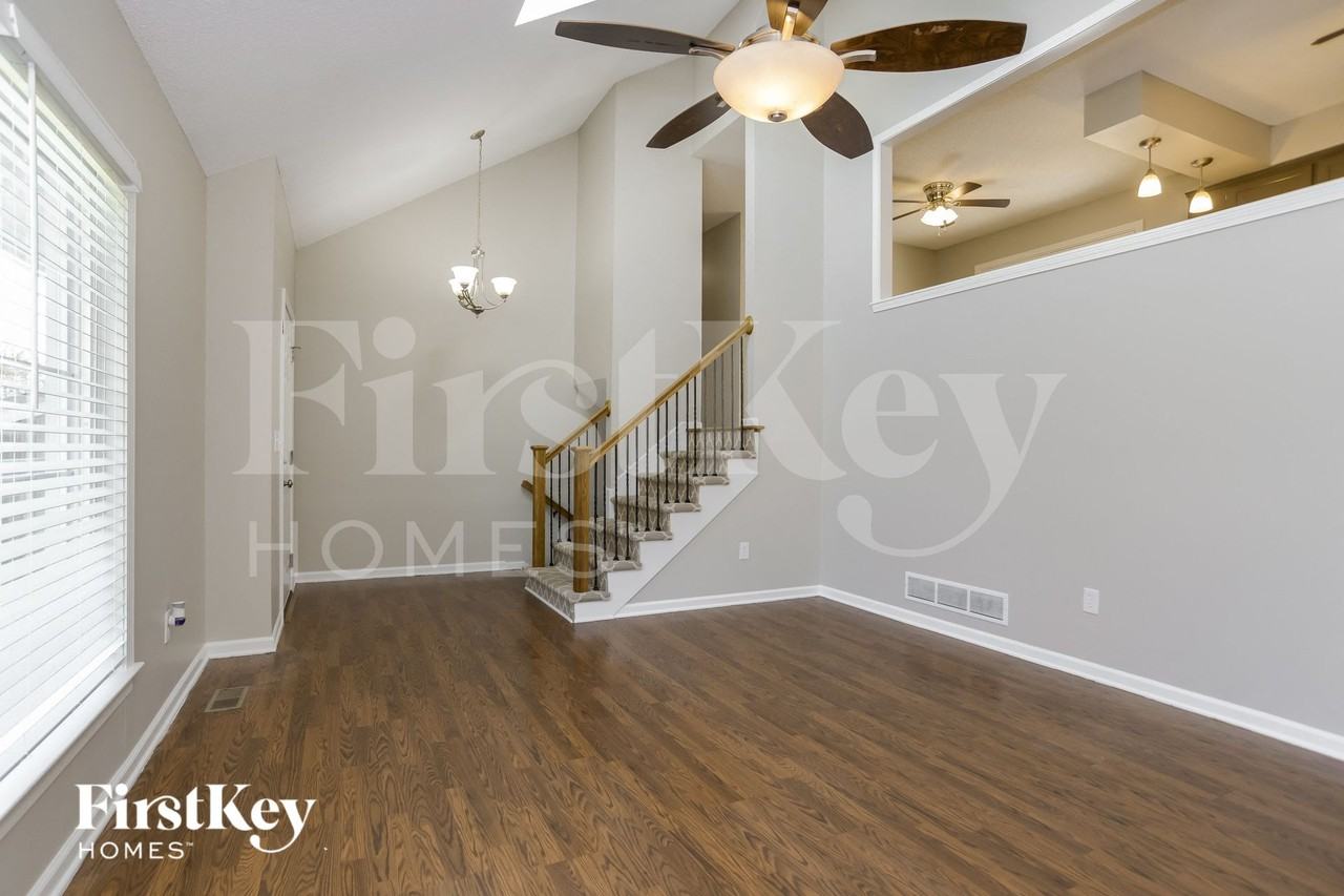 8530 Alden St - Photo 4 of 15