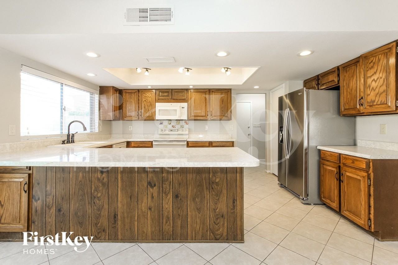 5236 W Cheryl Dr - Photo 4 of 15