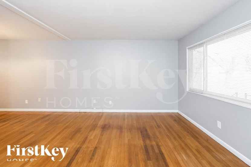 1095 Ozment Dr - Photo 3 of 15