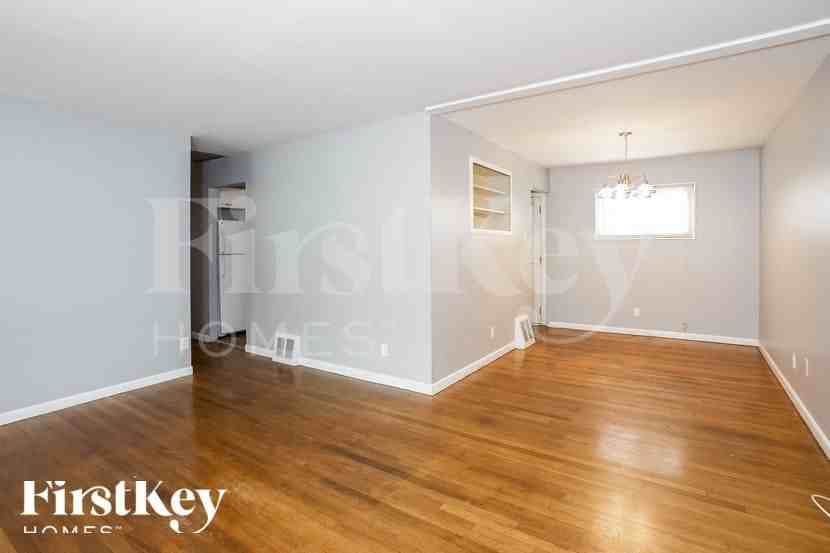 1095 Ozment Dr - Photo 4 of 15