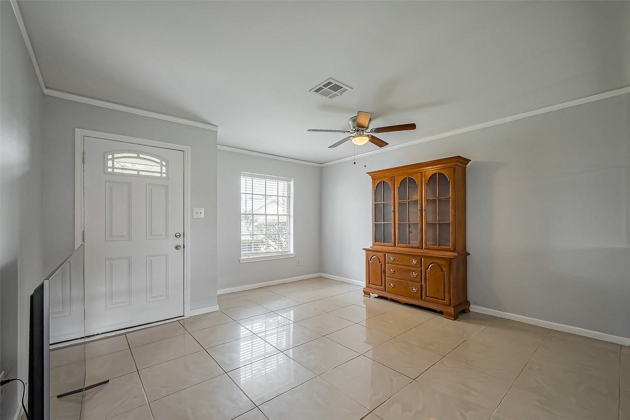 1939 Campbell Rd - Photo 5 of 33
