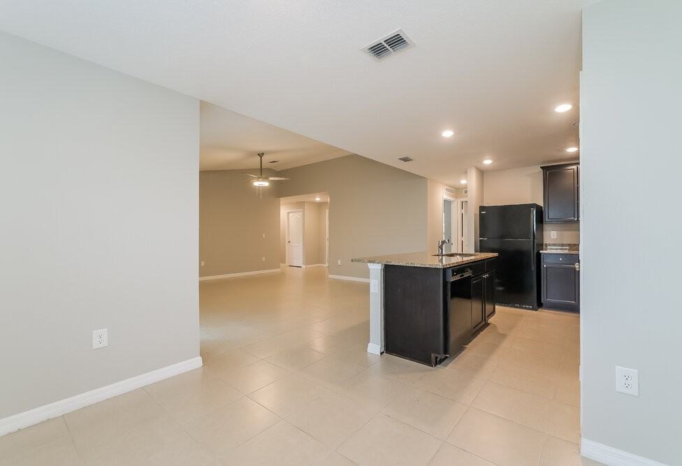 246 Hyacinth Ct - Photo 5 of 16