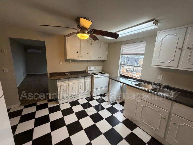 2111 Chamberlain Ave #B - Photo 2 of 10