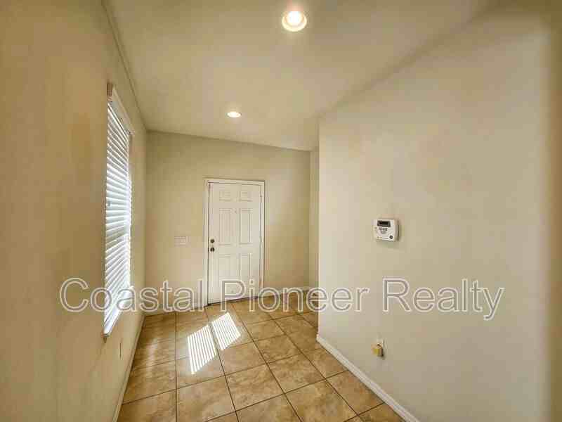 6302 Magnolia Park Blvd - Photo 4 of 36