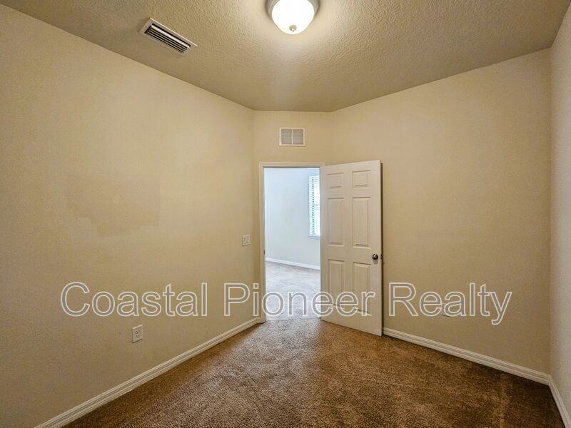 6302 Magnolia Park Blvd - Photo 7 of 36