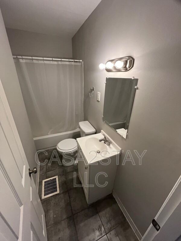 1607 Algonquin Pkwy #3 - Photo 4 of 7