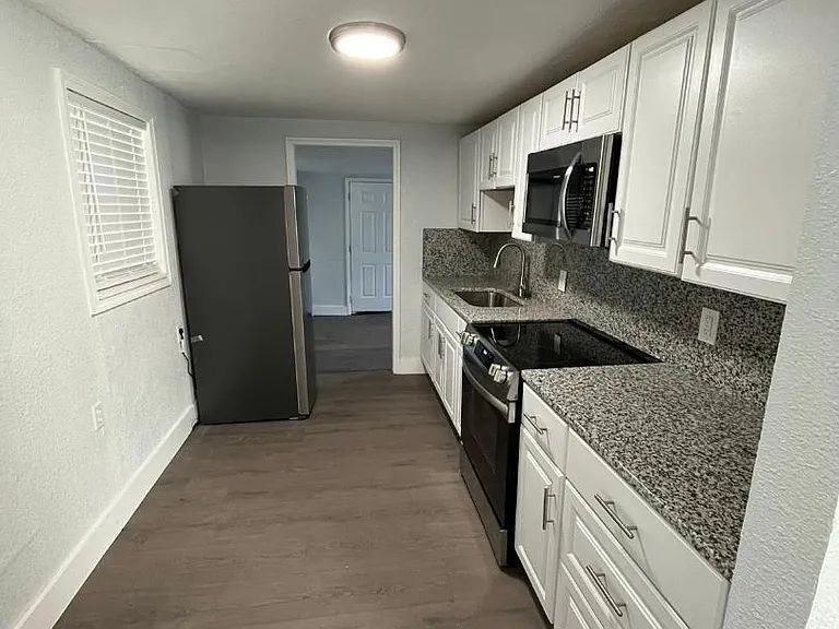 1552 Ne County Road - Photo 3 of 5