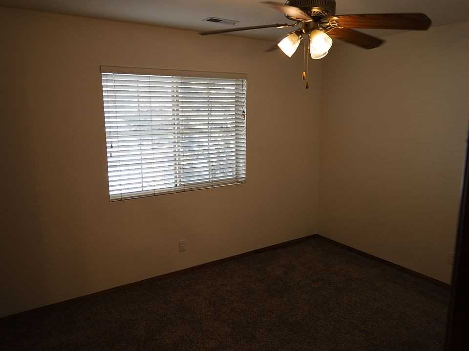 401 Spruce Ln - Photo 4 of 15