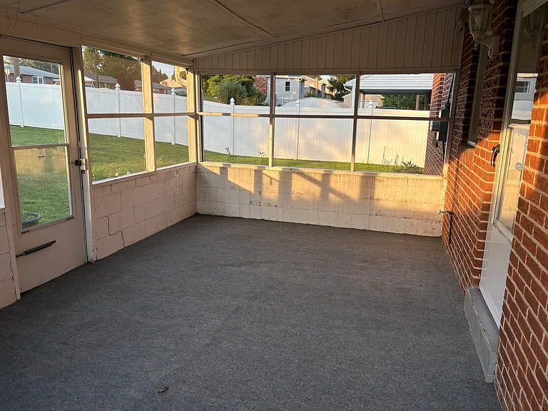 4928 Lancaster St - Photo 3 of 10