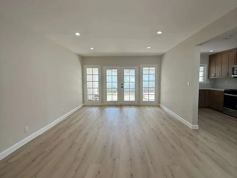 19552 Hartland St - Photo 5 of 14