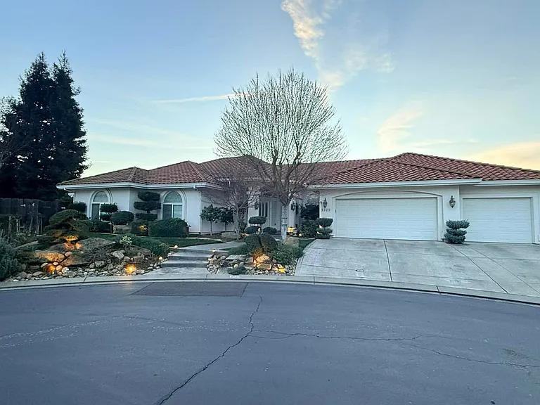 3329 Canterbury Ct - Photo 3 of 12